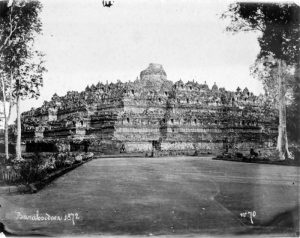 "COLLECTIE TROPENMUSEUM De Boroboudour op Java TMnr 60050687" by Tropenmuseum, part of the National Museum of World Cultures.